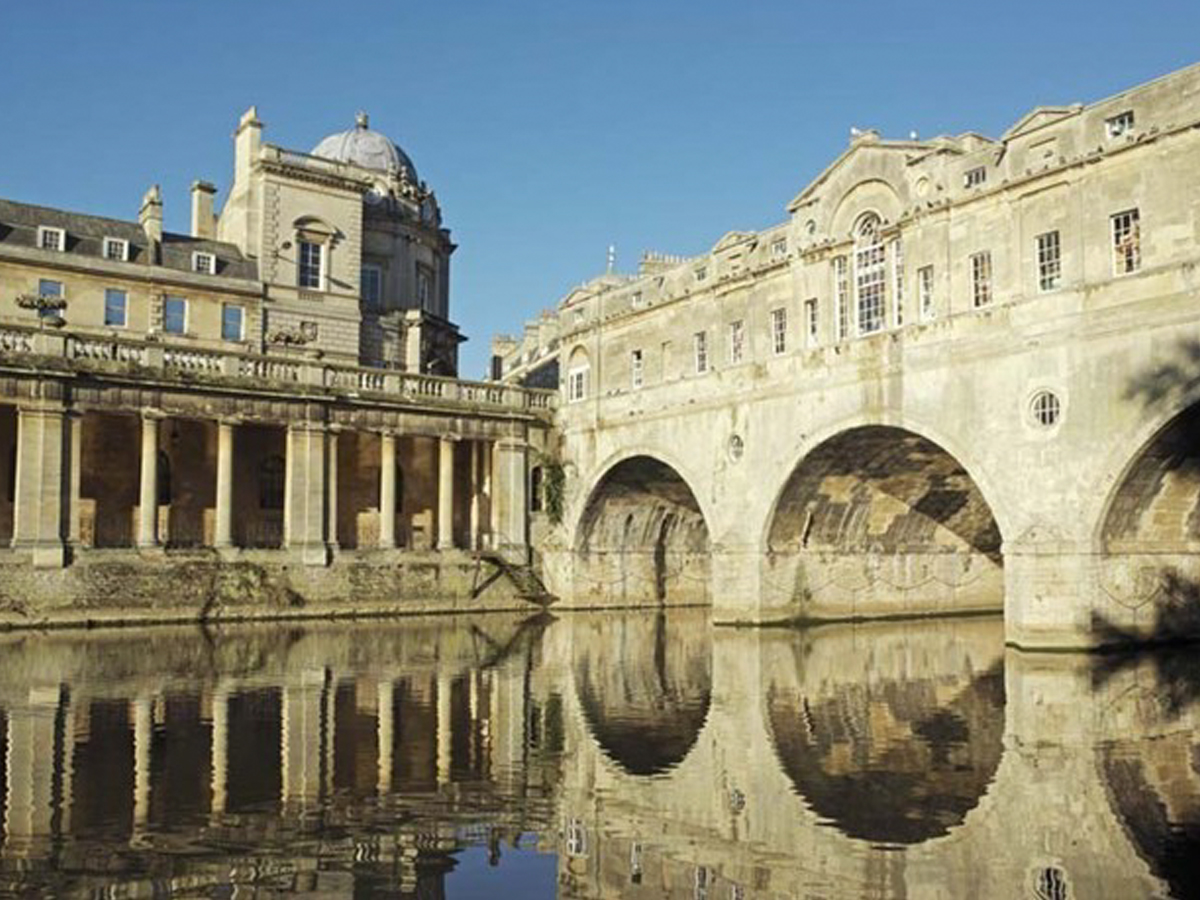 Pulteney Bridge and the River Avon in Bath, a historic Georgian landmark often visited on Cotswolds day trips from London